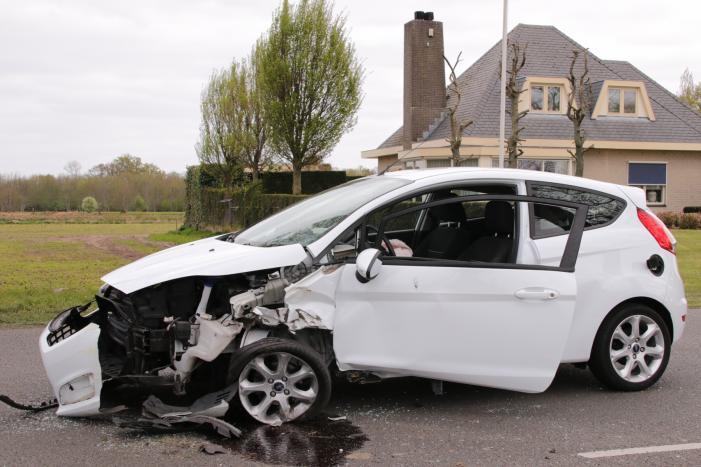 Automobilist botst tegen boom