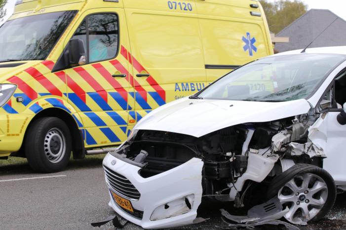 Automobilist botst tegen boom