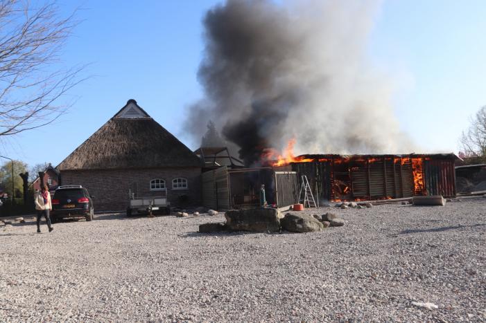 Uitslaande brand in schuur