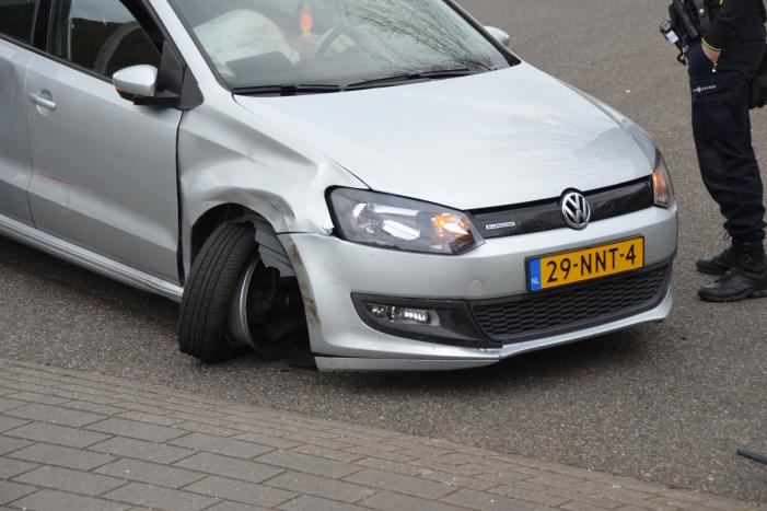 Auto rijdt door na aanrijding