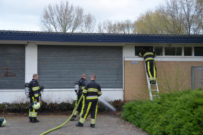 Planten bij kantoor vatten vlam