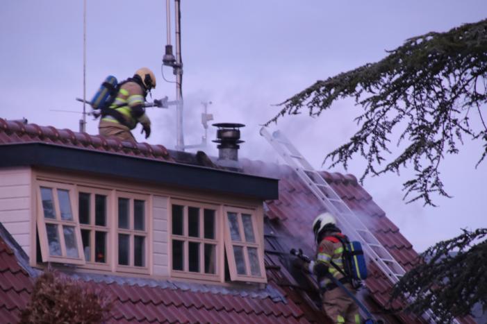 Flinke rookontwikkeling bij dakbrand