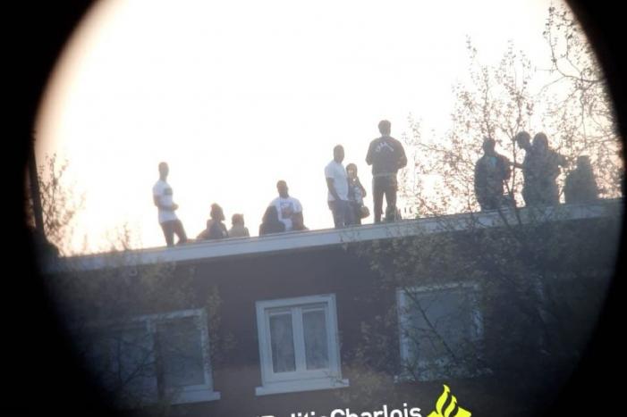 Zeventien bekeuringen na feest op dak van woningen