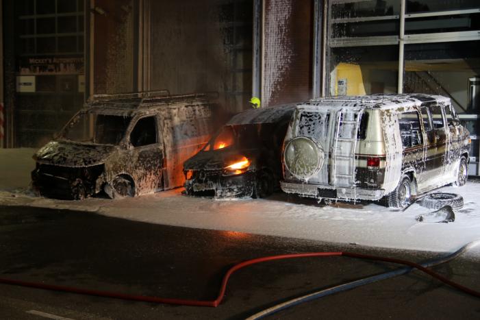Meerdere voertuigen in brand tegen gevel bedrijfspand