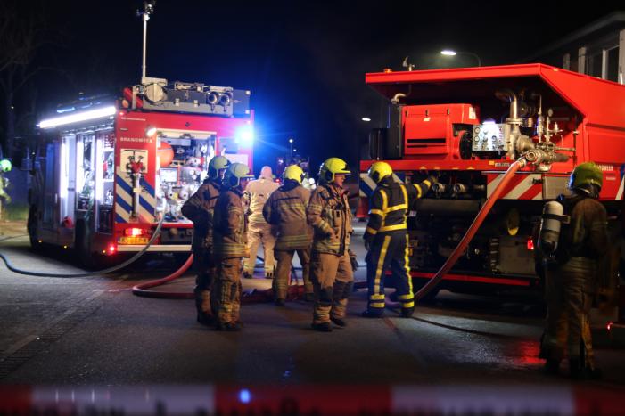 Meerdere voertuigen in brand tegen gevel bedrijfspand