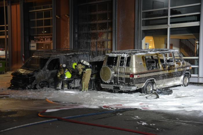 Meerdere voertuigen in brand tegen gevel bedrijfspand