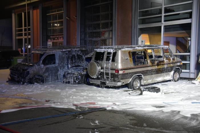 Meerdere voertuigen in brand tegen gevel bedrijfspand