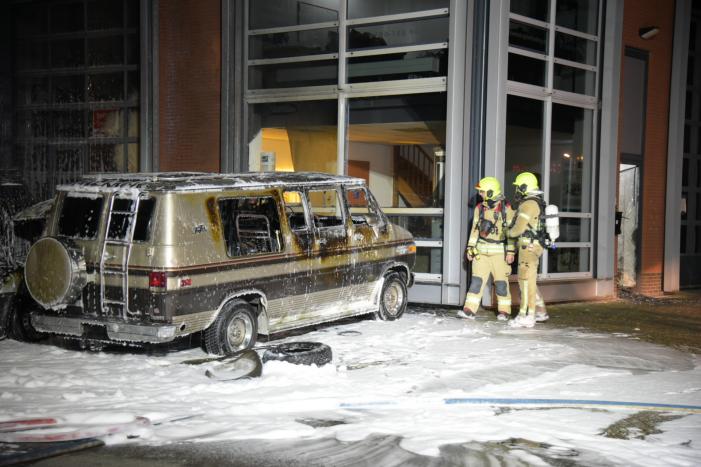 Meerdere voertuigen in brand tegen gevel bedrijfspand