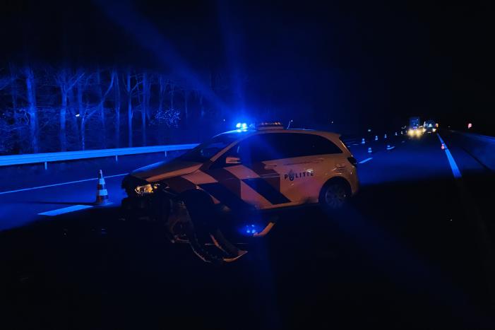 Politieauto total-loss na aanrijding op snelweg