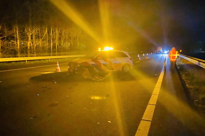 Politieauto total-loss na aanrijding op snelweg