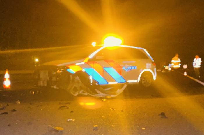 Politieauto total-loss na aanrijding op snelweg