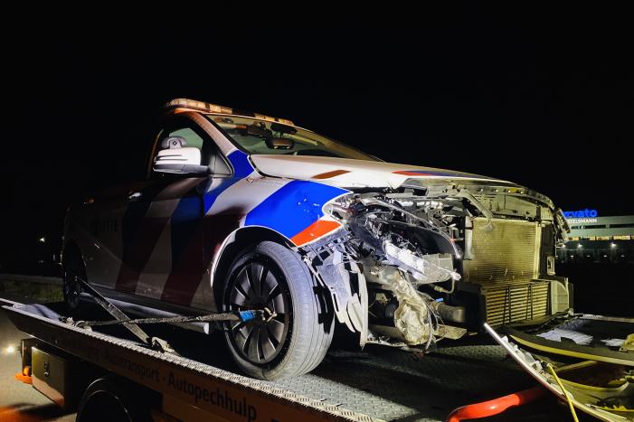 Politieauto total-loss na aanrijding op snelweg
