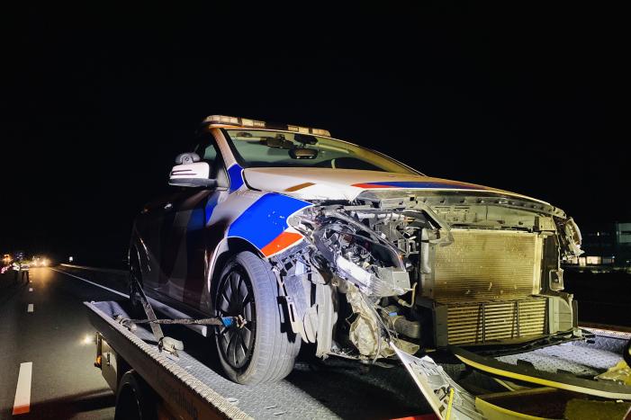Politieauto total-loss na aanrijding op snelweg