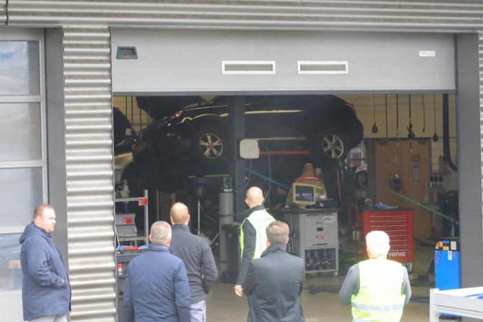 Auto dreigt van hefbrug Toyota Louwman af te vallen