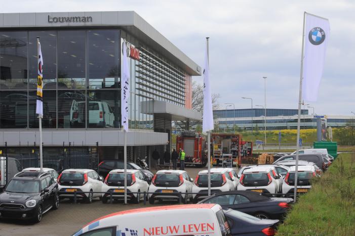 Auto dreigt van hefbrug Toyota Louwman af te vallen