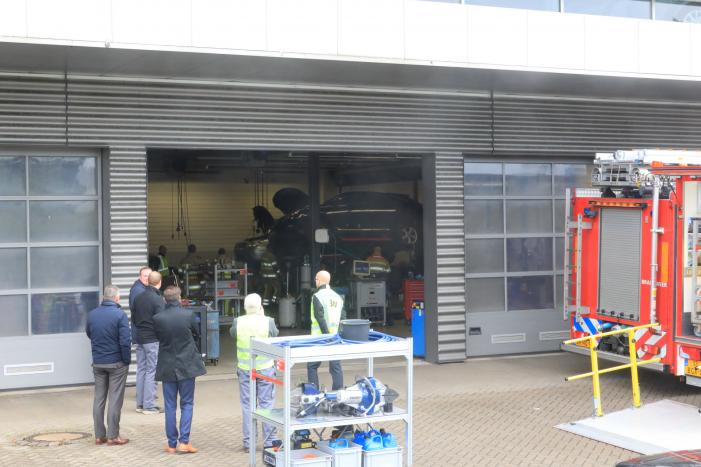 Auto dreigt van hefbrug Toyota Louwman af te vallen