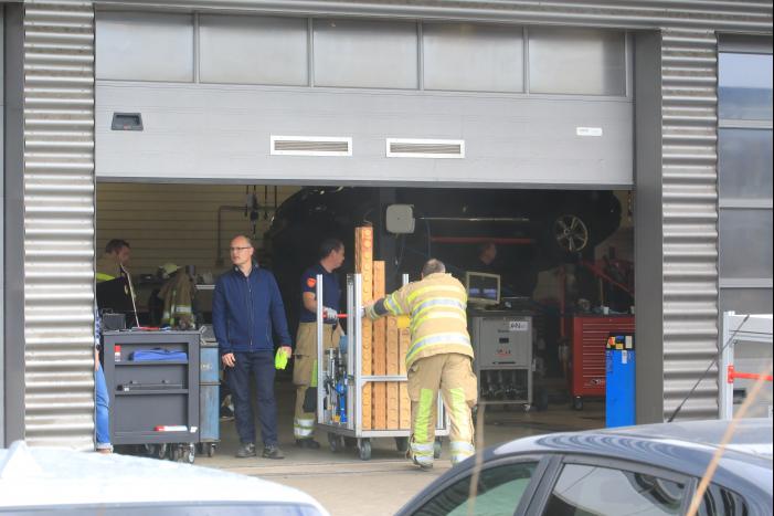 Auto dreigt van hefbrug Toyota Louwman af te vallen