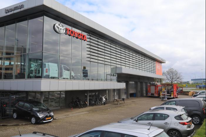 Auto dreigt van hefbrug Toyota Louwman af te vallen