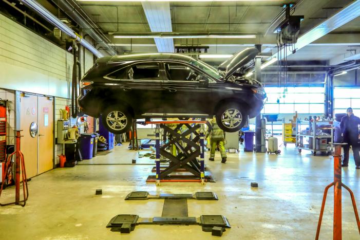 Auto dreigt van hefbrug Toyota Louwman af te vallen