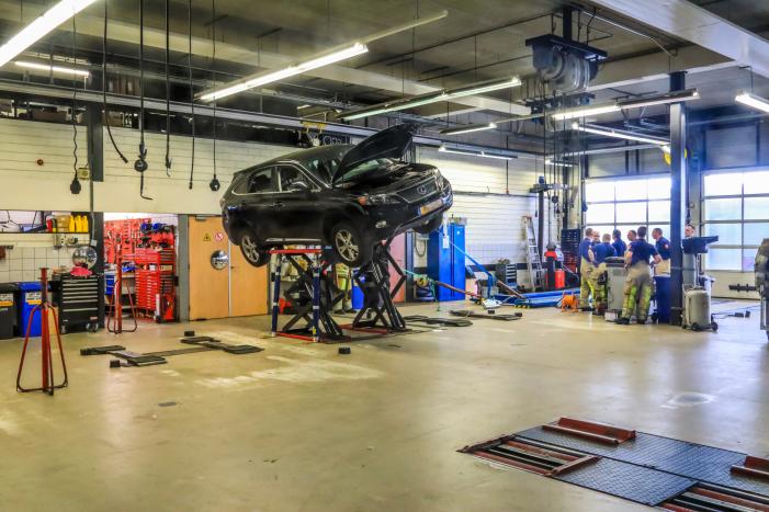 Auto dreigt van hefbrug Toyota Louwman af te vallen