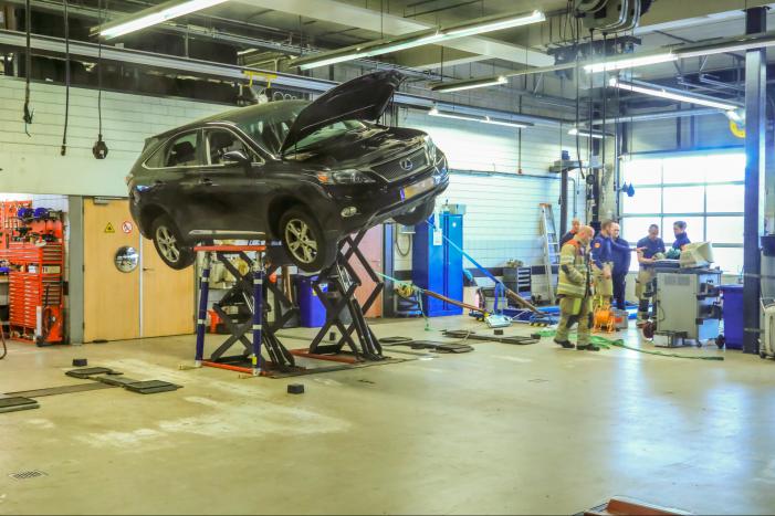 Auto dreigt van hefbrug Toyota Louwman af te vallen