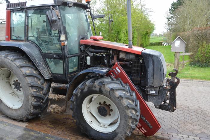 Tractor vliegt in brand