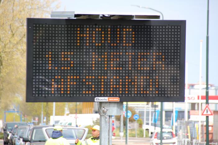 Enorme rij wachtende auto's voor vuilstort