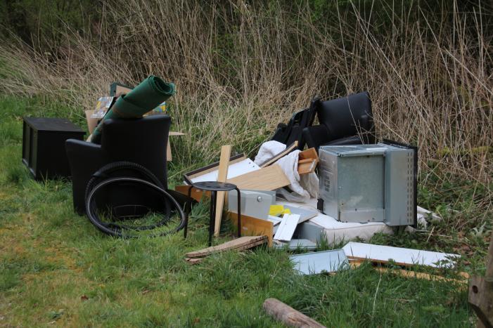 Huisraad gedumpt in bosgebied bij Almeerse Berg