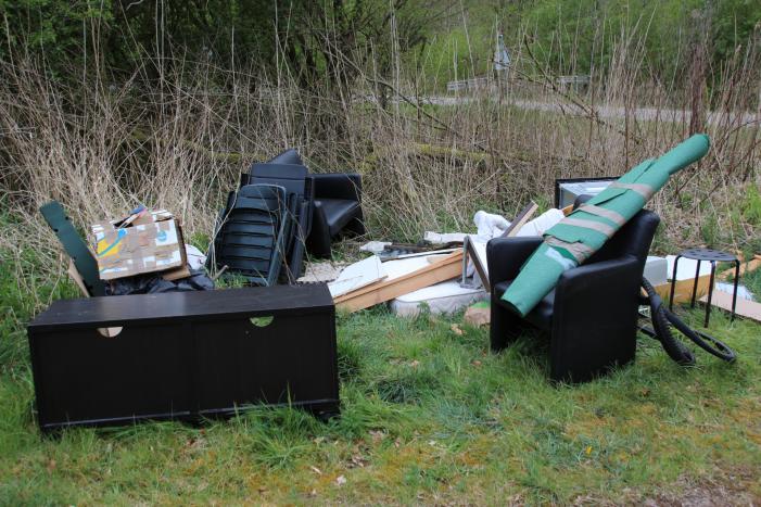 Huisraad gedumpt in bosgebied bij Almeerse Berg