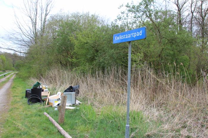 Huisraad gedumpt in bosgebied bij Almeerse Berg