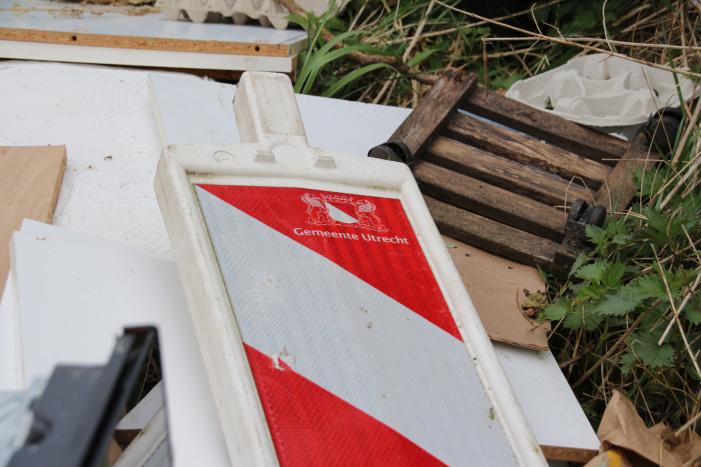Huisraad gedumpt in bosgebied bij Almeerse Berg