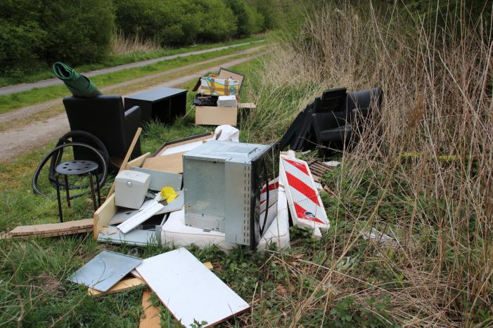 Huisraad gedumpt in bosgebied bij Almeerse Berg