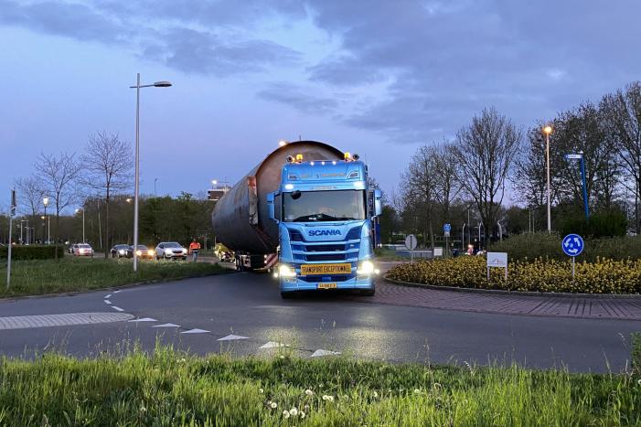 Zwaar transport trekt veel bekijks