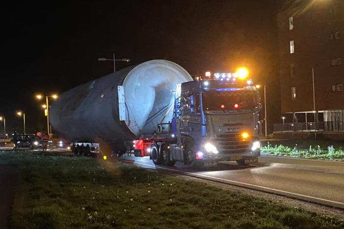 Zwaar transport trekt veel bekijks