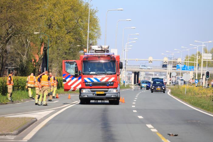 Honderden meters olie door kapotte vrachtwagen