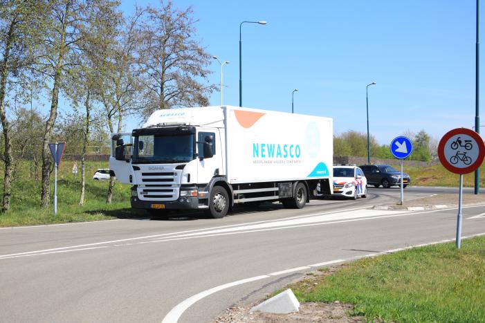 Honderden meters olie door kapotte vrachtwagen