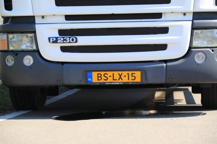 Honderden meters olie door kapotte vrachtwagen