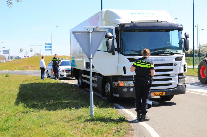 Honderden meters olie door kapotte vrachtwagen