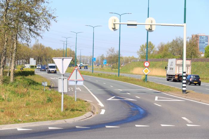 Honderden meters olie door kapotte vrachtwagen