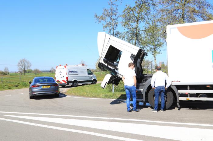 Honderden meters olie door kapotte vrachtwagen