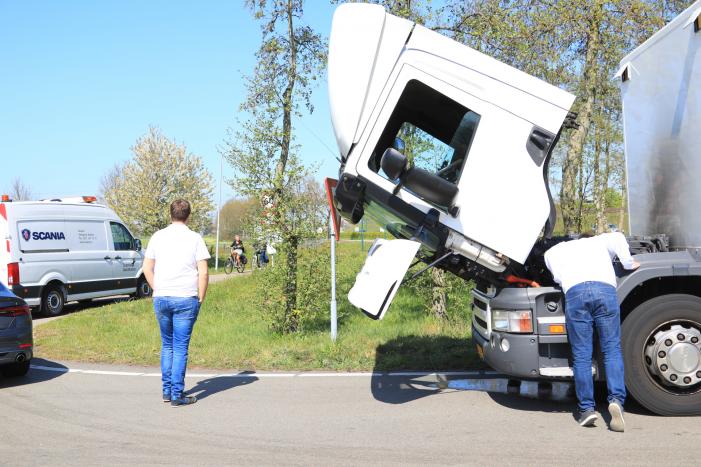 Honderden meters olie door kapotte vrachtwagen