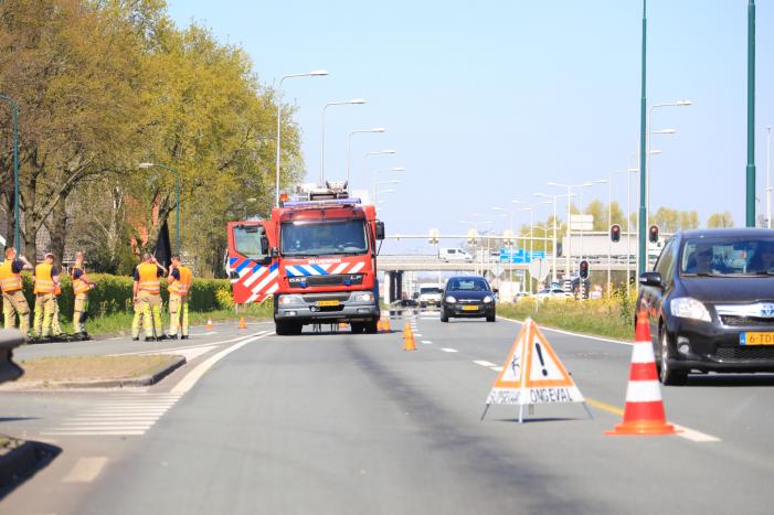 Honderden meters olie door kapotte vrachtwagen