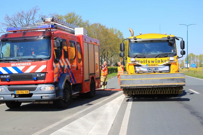Honderden meters olie door kapotte vrachtwagen