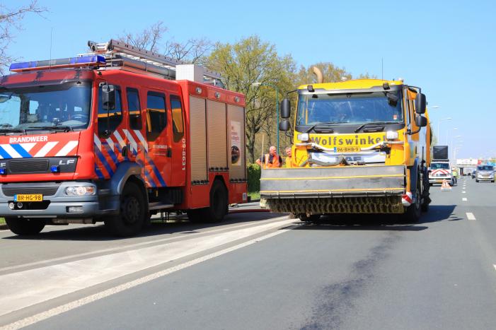 Honderden meters olie door kapotte vrachtwagen