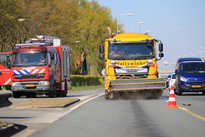 Honderden meters olie door kapotte vrachtwagen