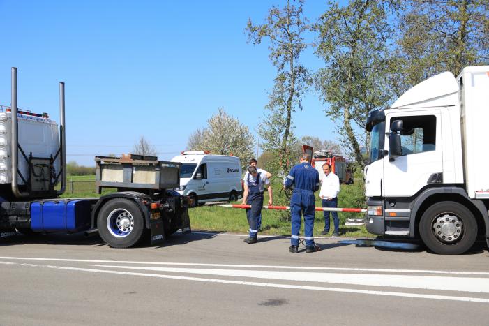 Honderden meters olie door kapotte vrachtwagen
