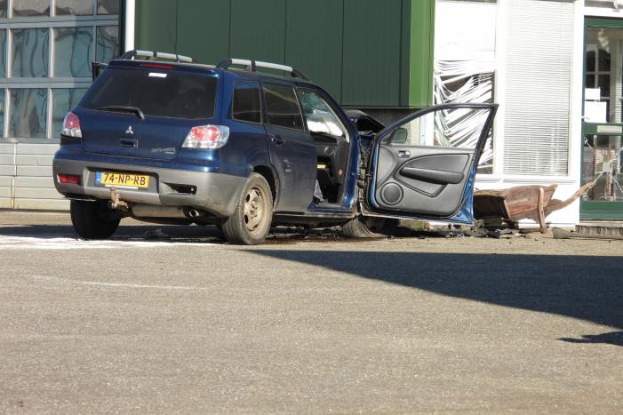 Auto knalt tegen loods