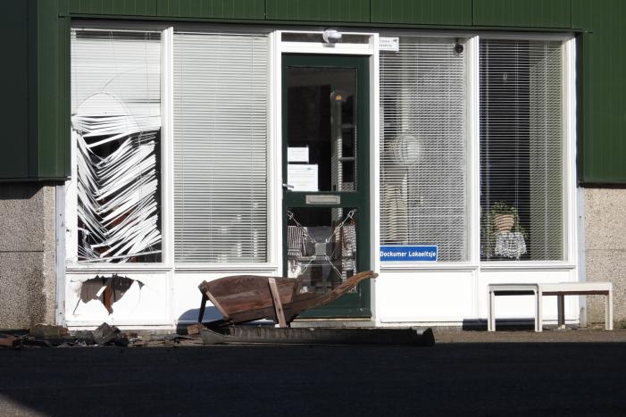 Auto knalt tegen loods