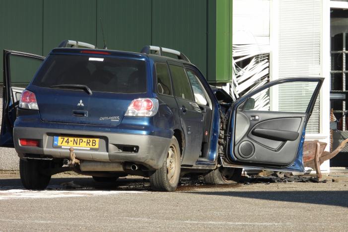 Auto knalt tegen loods