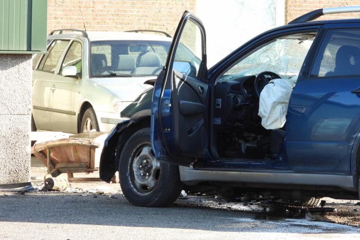 Auto knalt tegen loods